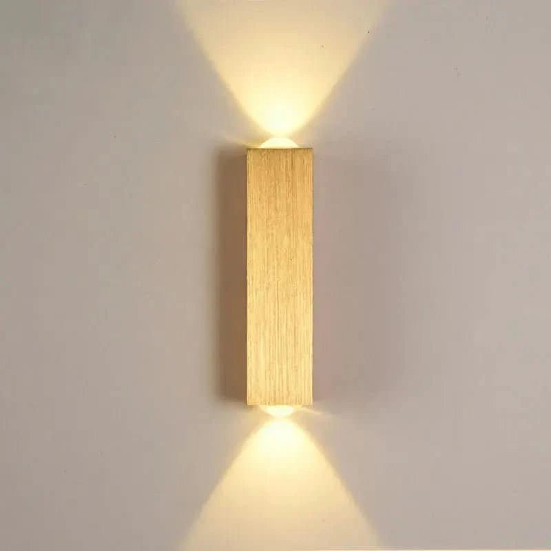 Arandela de Parede Externa Dourada - Iluminação Sofisticada para Áreas Externas - Morada Serena