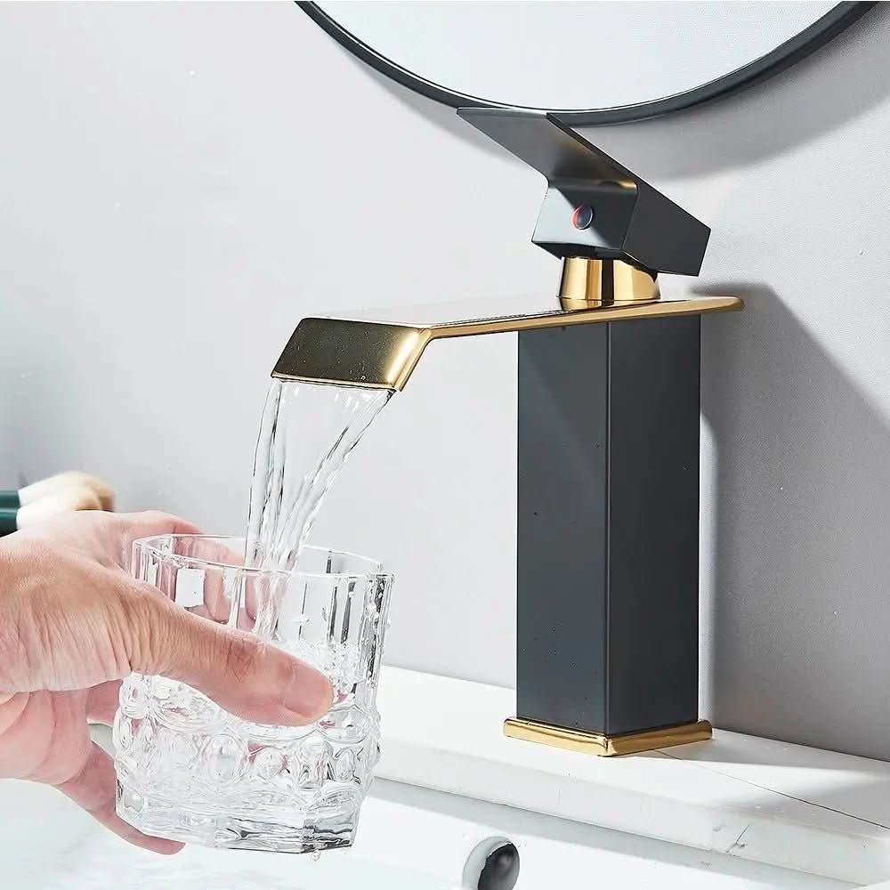Torneira Banheiro Monocomando Cascata Preta Dourada Bica Baixa Quadrada - Morada Serena