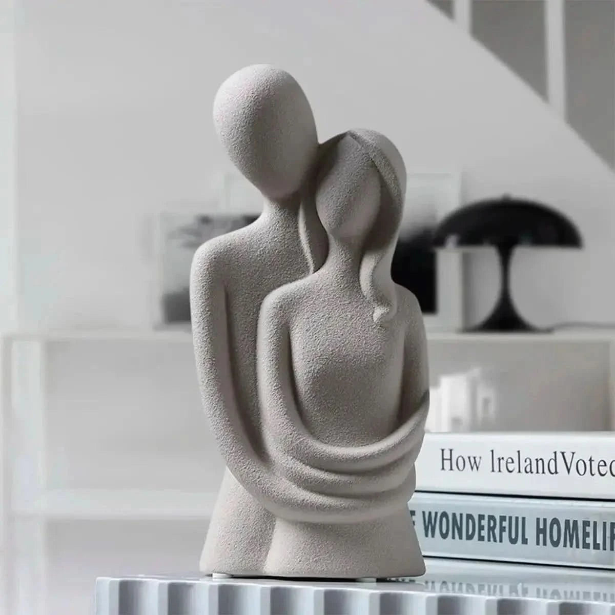 Escultura Decorativa em Resina Amor Entrelaçado - Morada Serena